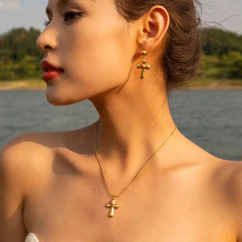 Jewelry 18K PVD Gold Plated Hammer Cross Necklace Tiger Eye Stone Cross Pendant Necklace for Women